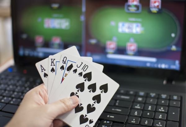 Meja Baccarat dengan kartu dan kotak taruhan